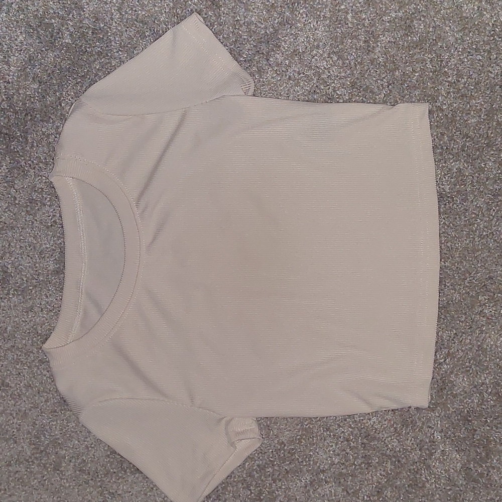 3 cropped tops. Medium but is a XS to me . Cream.Black and Brown/Orange.